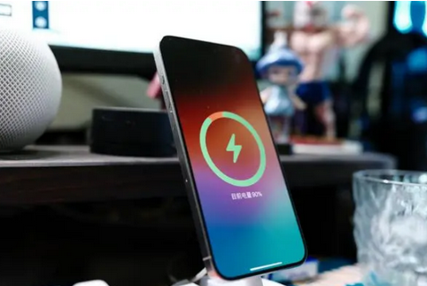 鱼峰苹果15换屏服务分享用什么充电器给iPhone15充电更好 